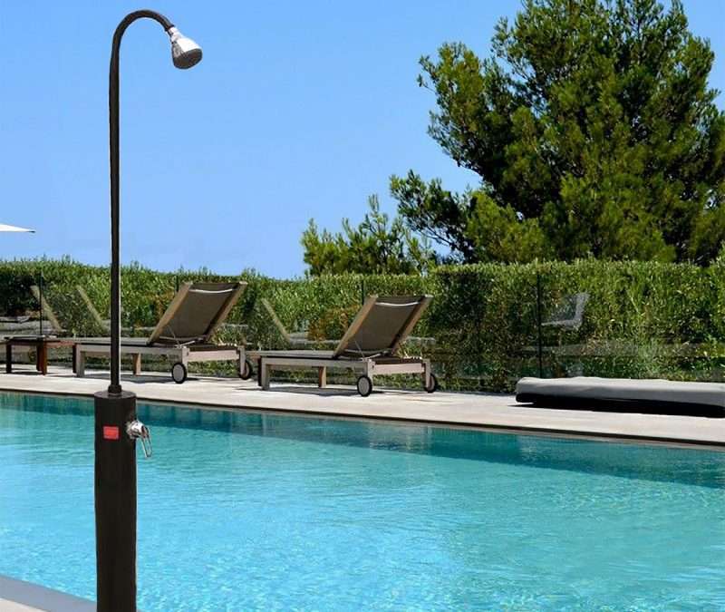 La douche solaire de piscine pour l’aménagement extérieur