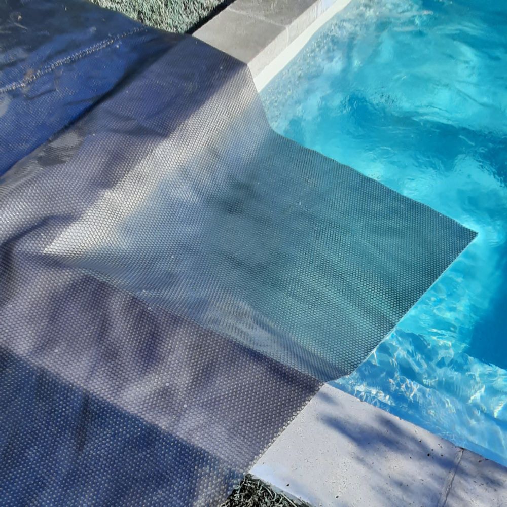 Bâche de couverture piscine en PE 230 économique gr avec œillets