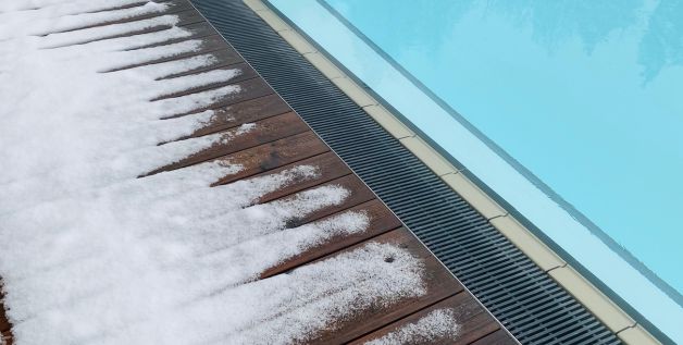 une terrasse de piscine en hiver