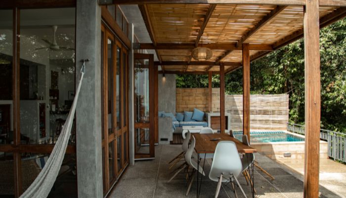 Aménager une terrasse près de la piscine