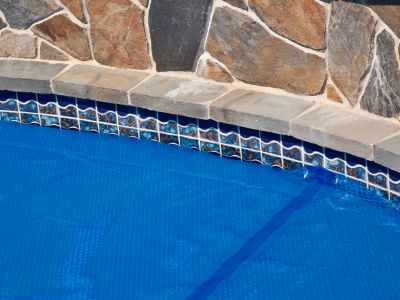 Faut il bâcher sa piscine quand il fait chaud ?