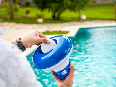 Le guide ultime pour une bonne utilisation du chlore dans votre piscine