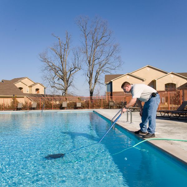 nettoyer sa piscine en automne pour la mettre en hivernage (3)