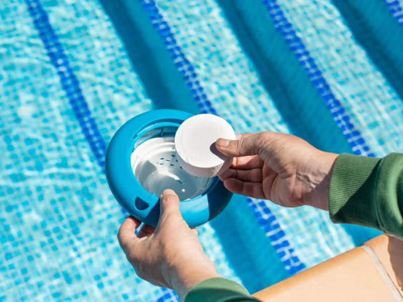 Le chlore lent : la solution optimale pour un entretien régulier et efficace de votre piscine