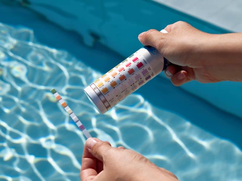 Importance du pH, de l’alcalinité et de la filtration dans la prévention et la lutte contre les algues piscine