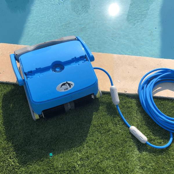 orca 500 robot nettoyeur filaire au bord d'une piscine orca 500 robot nettoyeur filaire au bord d'une piscine