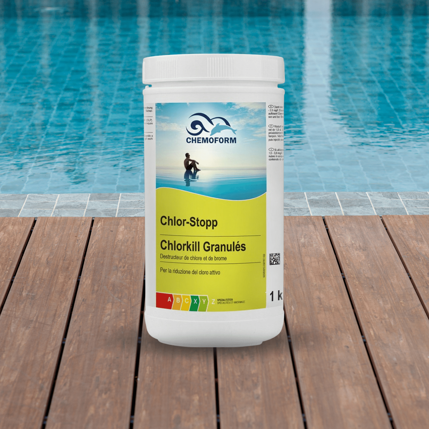 Pot de 1 kg de Chlor-Stopp Chemoform – Chlorkill Granulés posé au bord d’une piscine, destructeur de chlore et de brome.
