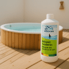 Bouteille Chemoform Nettoyant Tuyauteries posée sur une terrasse en bois à côté d’un spa propre rempli d’eau claire, sous une lumière naturelle douce.