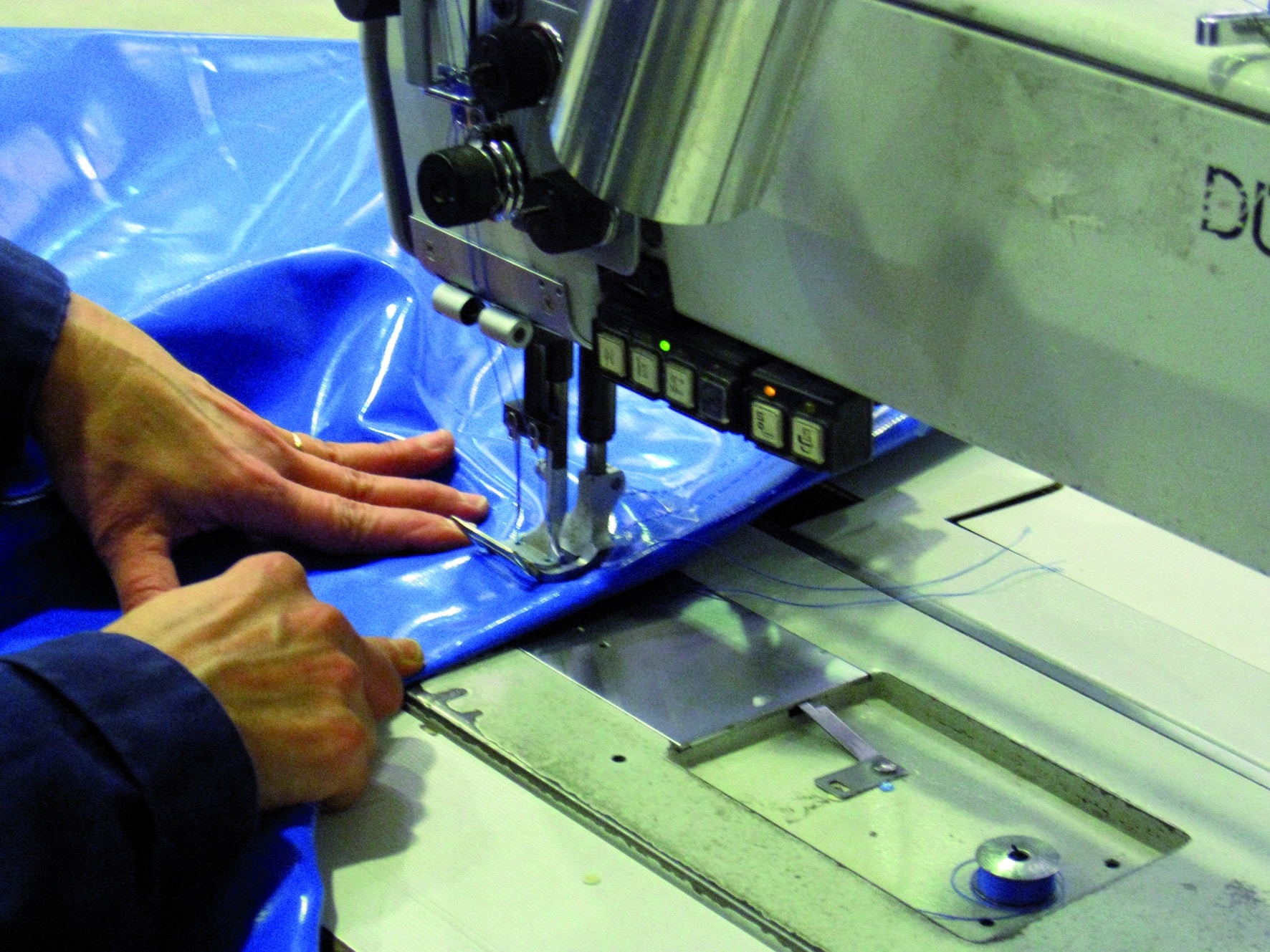 Couture industrielle de matière PVC min