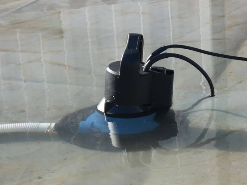 eau stagnante bâche hiver pompe vide cave