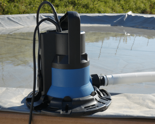 eau stagnante bâche hiver pompe vide cave