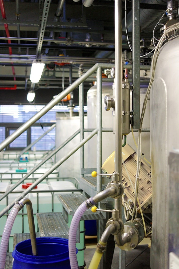 Infrastructure industrielle de Chemoform en Allemagne avec cuves, tuyauteries et équipements de fabrication de produits chimiques pour piscines.