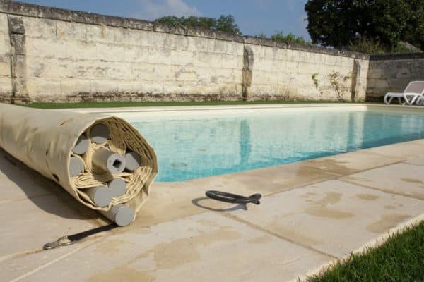Enrouler une bâche à barres