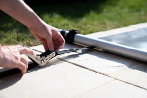Comment fixer une bâche à barres de piscine ?
