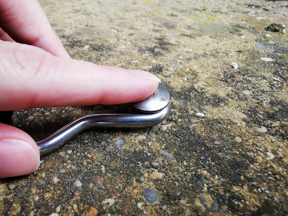Piton douille escamotable fixé dans une plage béton